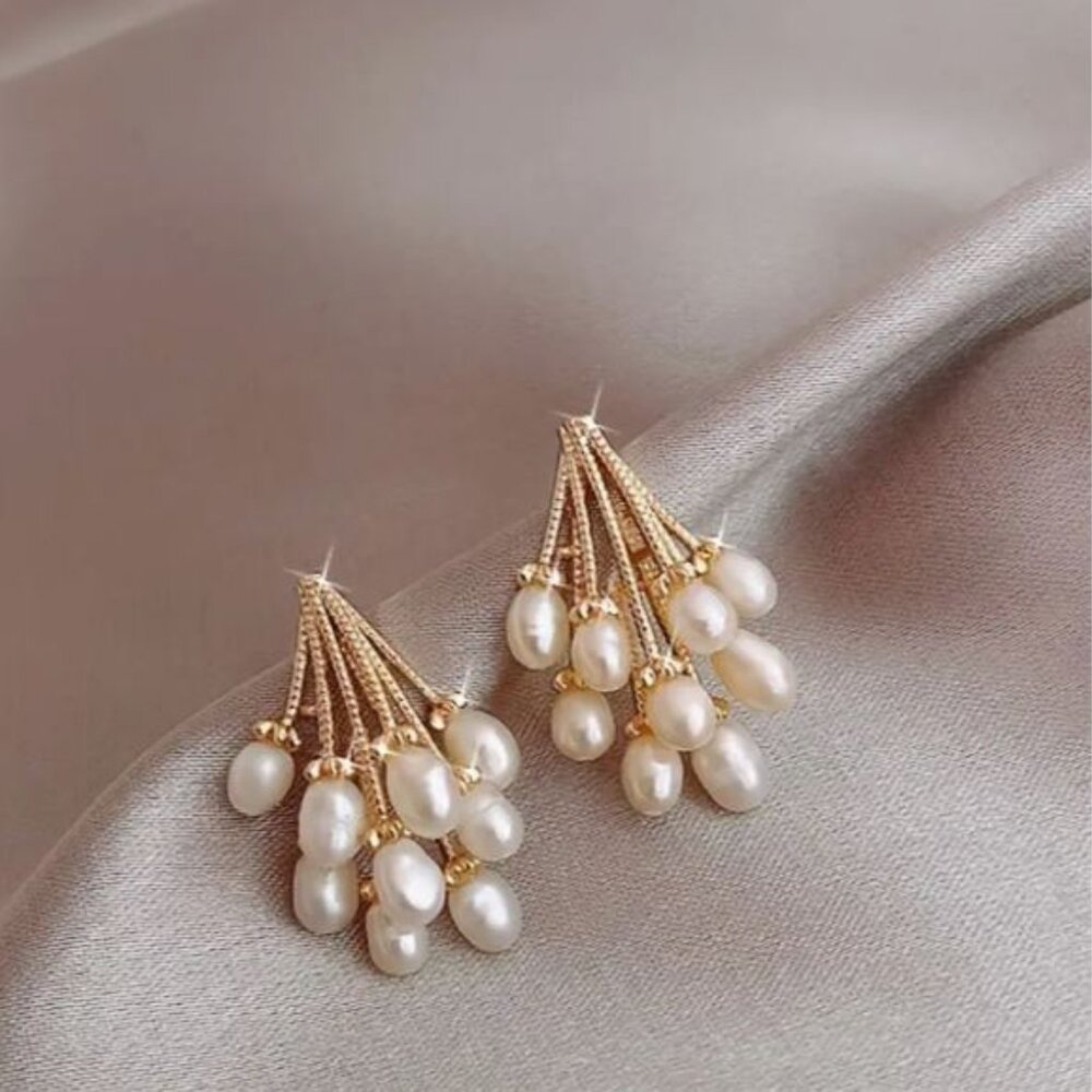 NEW Evelyn 18K Gold Plated Freshwater Pearl Cluster Earrings - Picture 2 of 4